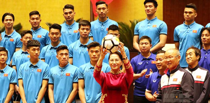 Mẫu trang phục áo polo di chuyển cao cấp của tuyển bóng đá Việt Nam