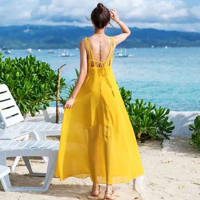 Đầm hở lưng màu vàng được nhiều cô nàng lựa chọn cho chuyến nghỉ hè